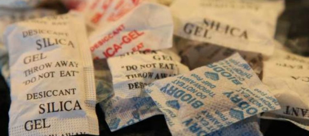 Σας χαλάνε πράγματα από υγρασία; – Η λύση είναι αυτά τα σακουλάκια που σίγουρα πετάτε!