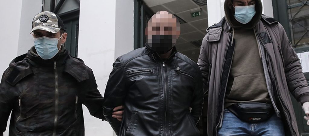 Δολοφονία στη Γλυφάδα: Στον ανακριτή σήμερα ο 51χρονος για τη δολοφονία του συντρόφου της μητέρας του