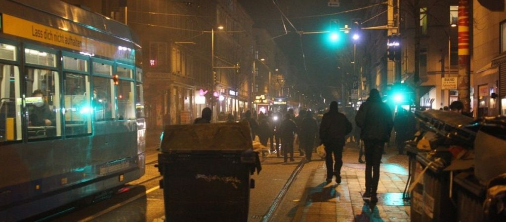 Λειψία: Επίθεση ακροαριστερών οργανώσεων σε τζαμί – Άναψαν φωτιές και έσπασαν παράθυρα