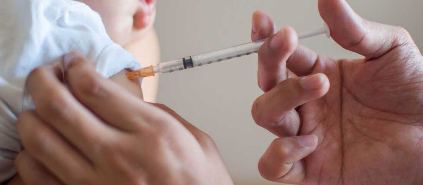 Εθνική Επιτροπή Εμβολιασμών: «Ασφαλή τα εμβόλια για τα παιδιά – Γίνονται για τον περιορισμό της διασποράς»