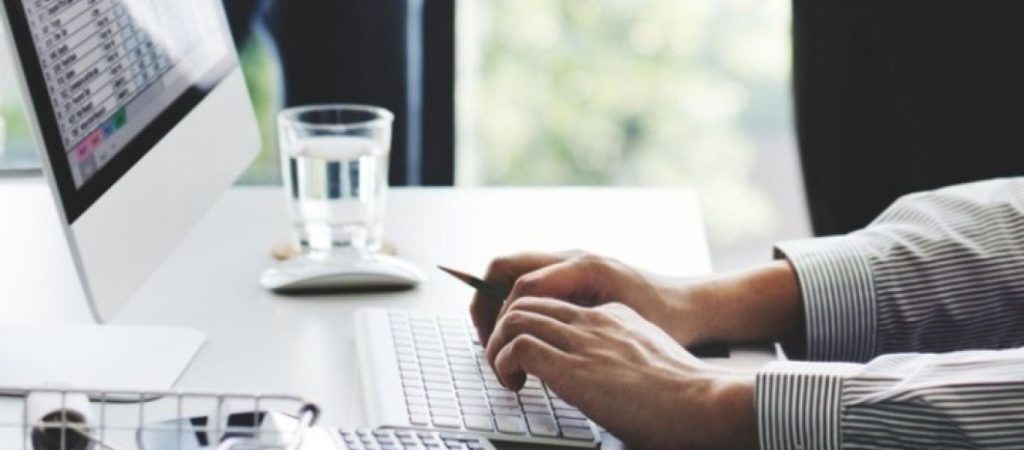 «myAADE»: Δείτε πώς θα «κατεβάσετε ρολά» στην επιχείρησή σας με λίγα κλικ από τον υπολογιστή σας