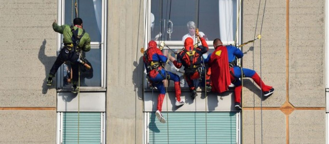 Ιταλία: Ακροβάτες ντύθηκαν υπερήρωες και κρεμάστηκαν από τα παράθυρα νοσοκομείου για να διασκεδάσουν παιδιά (φωτό)
