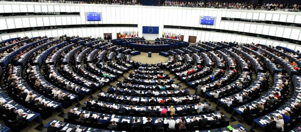 Οι ευρωβουλευτές προτρέπουν να συνεχιστεί ο εμβολιασμός
