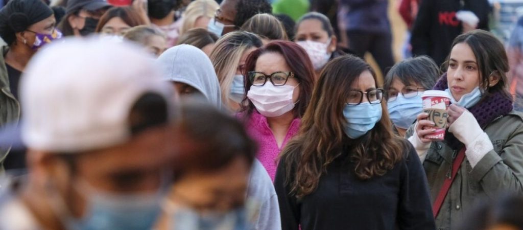 Η Καλιφόρνια επαναφέρει την υποχρεωτική χρήση μάσκας σε όλους τους κλειστούς δημόσιους χώρους