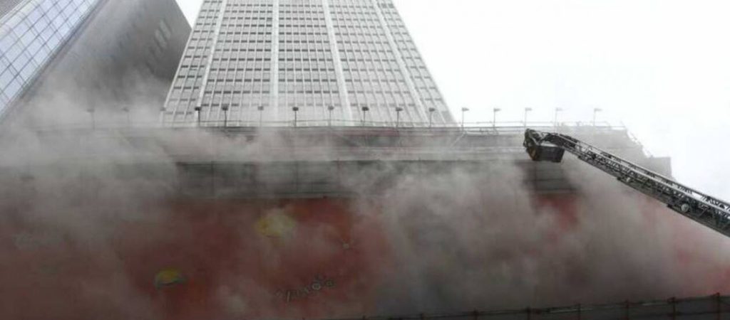 Χονγκ Κονγκ: Πυρκαγιά στο Παγκόσμιο Κέντρο Εμπορίου – Πάνω από 300 οι εγκλωβισμένοι (βίντεο)