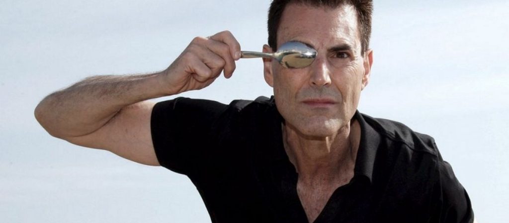 Uri Geller: Ισχυρίζεται ότι οι εξωγήινοι ετοιμάζονται να έρθουν στη Γη