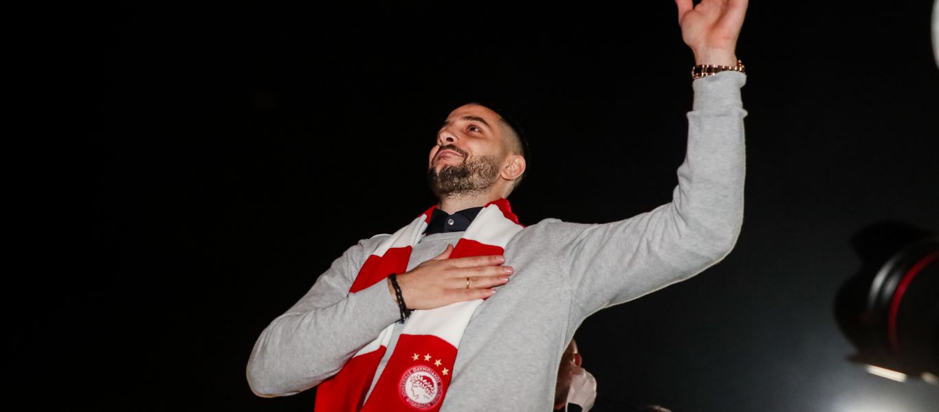 Κώστας Μανωλάς: Έφτασε στα γραφεία του Ολυμπιακού – Αποθεώθηκε από τον κόσμο (βίντεο)