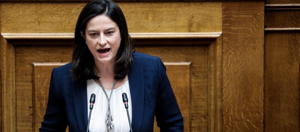 Ν.Κεραμέως: Έβγαλε φωτογραφία των 5,5 ετών γιο της για να «προμοτάρει» τα εμβόλια για τον Covid-19