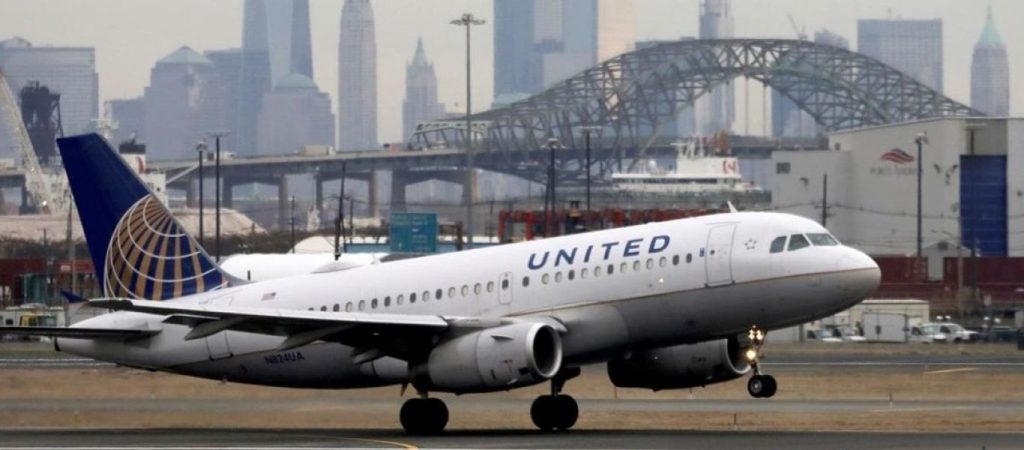United Airlines: Κατέβασε από αεροσκάφος επιβάτη που επέμενε να φοράει στρινγκ αντί για μάσκα (βίντεο)