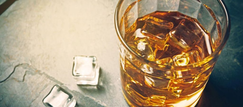 Αλκοόλ: Σκοτώνει τα εγκεφαλικά μας κύτταρα; – Τί έδειξε έρευνα