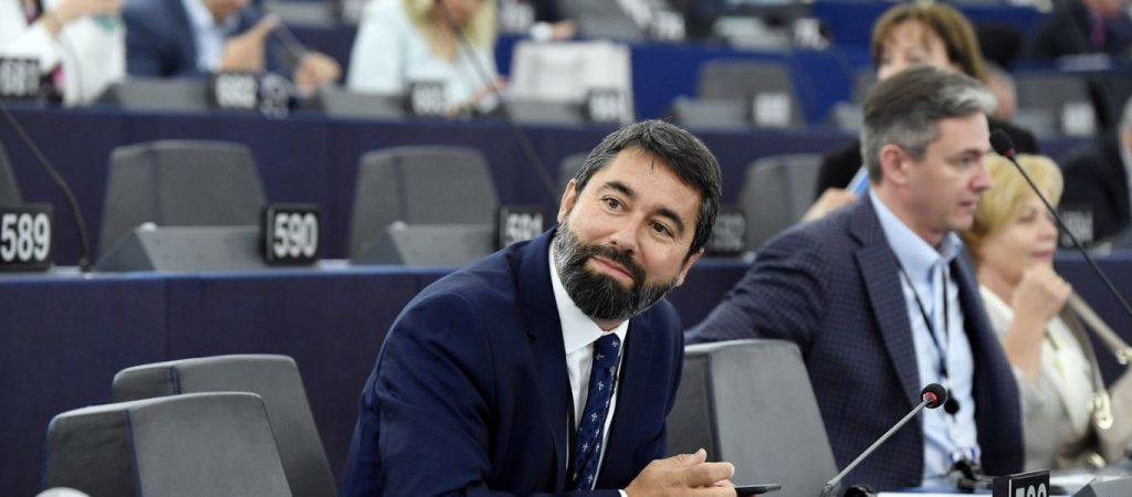 Ευρωβουλευτής του Β.Ορμπάν για το κομμένο «Καλά Χριστούγεννα»: «Ο Τ.Όργουελ θα στριφογυρνάει στον τάφο του»