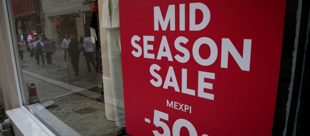 Οδεύουν προς κατάργηση οι ενδιάμεσες εκπτώσεις