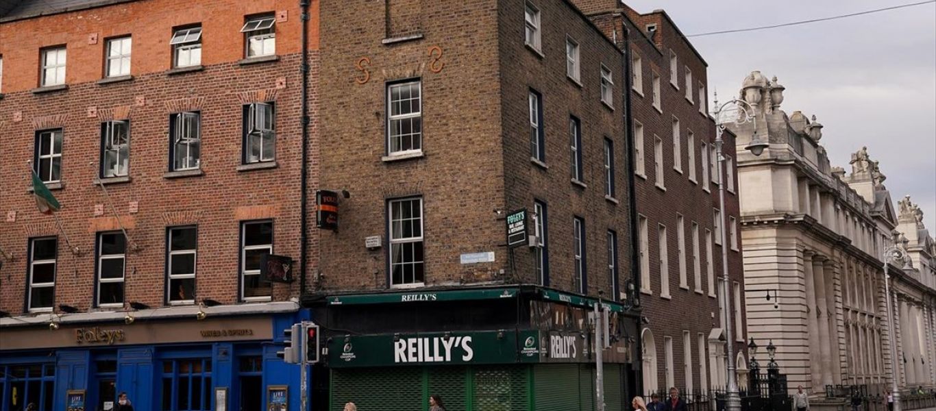 «Λουκέτο» από τις 8 το βράδυ βάζει σε μπαρ και εστιατόρια η Ιρλανδία για να περιορίσει παραλλαγή Όμικρον