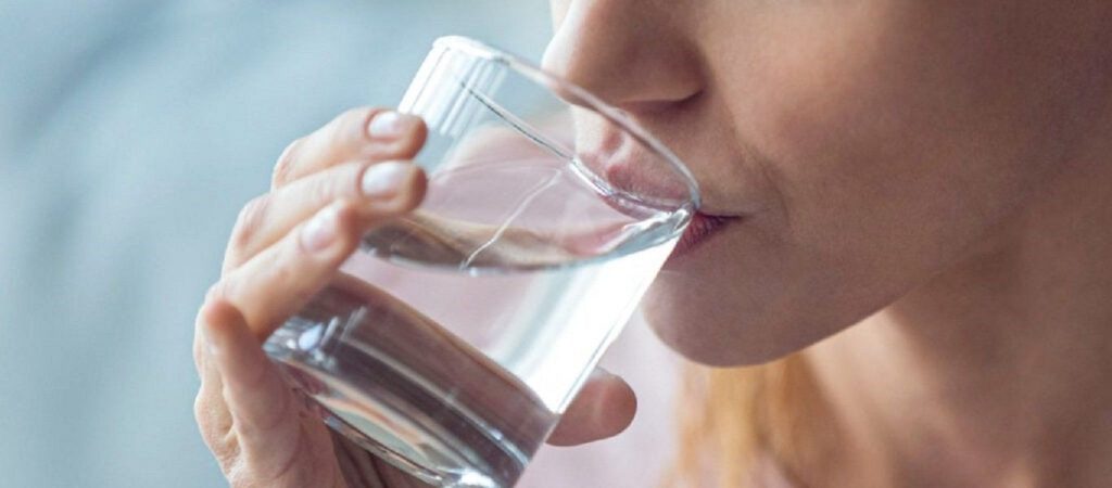 Μήπως δεν πίνετε αρκετό νερό; – Αυτά είναι τα 10 σημάδια (βίντεο)