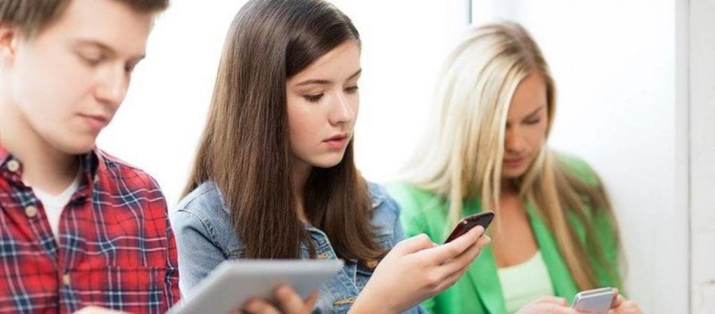 Πόσες ώρες σπαταλάμε στην οθόνη του κινητού μας – Πως μπορούμε να το περιορίσουμε