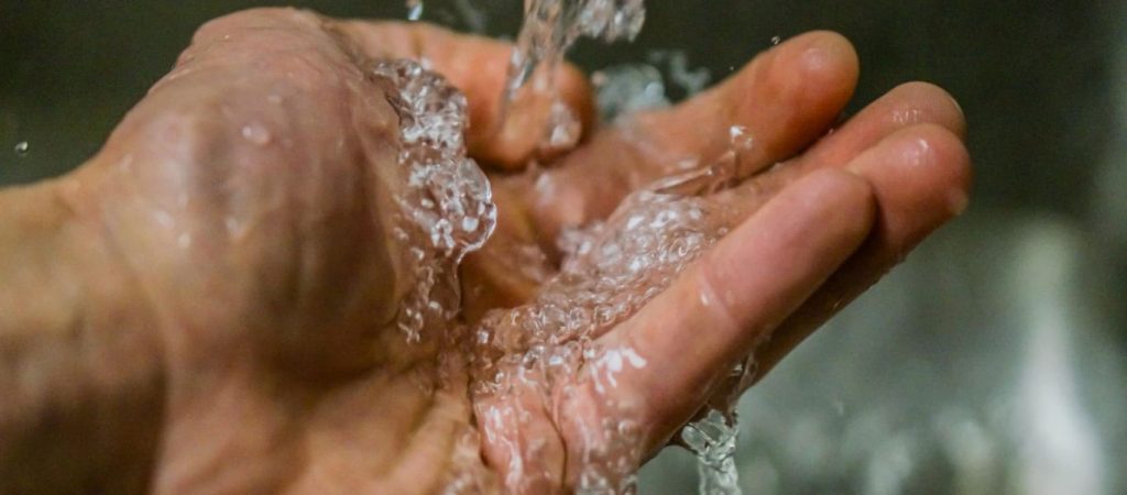 Αυτά τα 8 πράγματα  δεν πρέπει να καθαρίζουμε με νερό