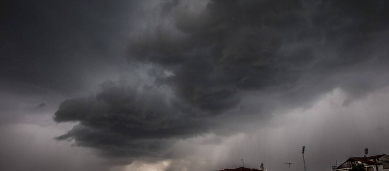 Στο έλεος της κακοκαιρίας «Κάρμελ» η Εύβοια: Με διακοπές ρεύματος ταλαιπωρούνται Αμάρυνθος και Γυμνό