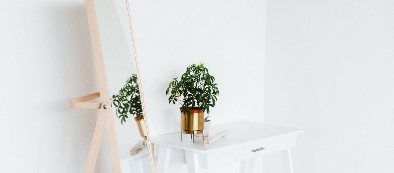 Αυτός είναι ο καλύτερος τρόπος για να καθαρίσετε έναν καθρέφτη