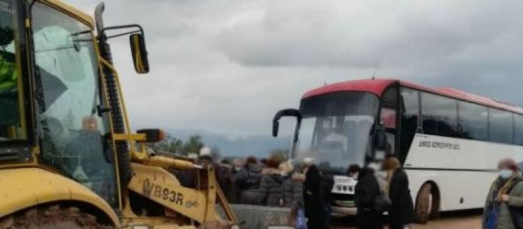 Εγκλωβίστηκε λεωφορείο που πήγαινε σε μοναστήρι στη Λαμία – Ταλαιπωρία για 35 επιβάτες (βίντεο)