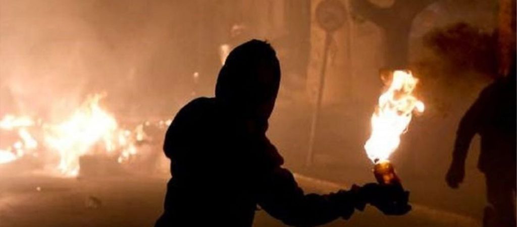 Επίθεση κουκουλοφόρων σε νυχτερινό κέντρο στην Θεσπρωτία –  Διέκοψαν συναυλία γνωστού ράπερ