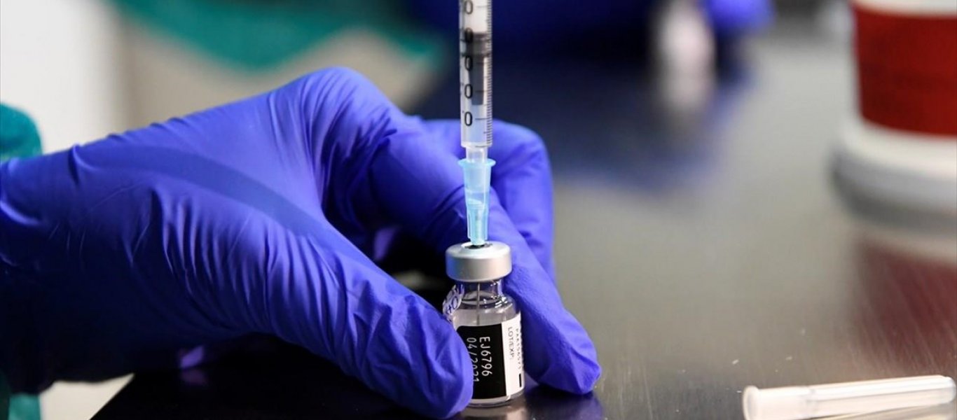 «Βόμβα» από Γάλλο επιστήμονα: «Η Όμικρον “χτυπά” τους εμβολιασμένους – Και κυρίως… τους τριπλά»