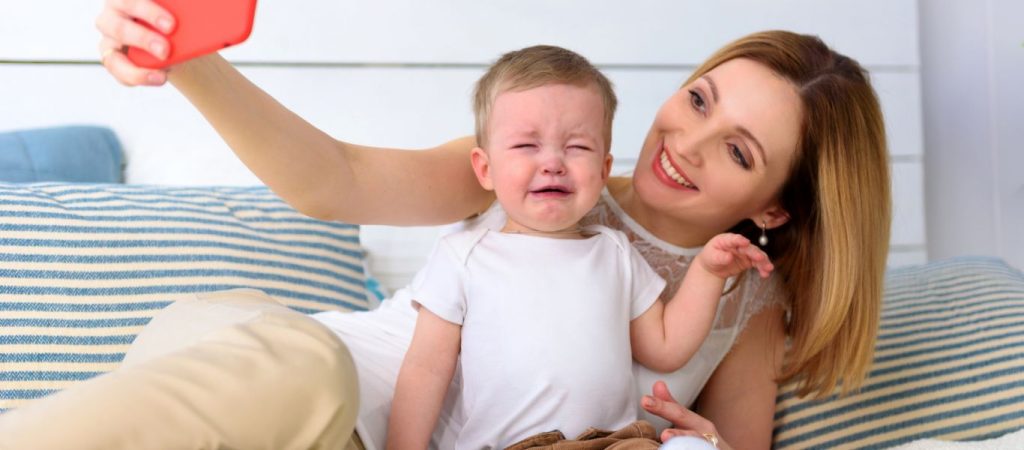 Sharenting: Τι απαντούν οι έφηβοι για το φαινόμενο να βγάζεις τα παιδιά σου στα social media;