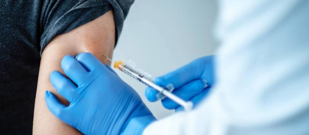 Γιαγιά 106 ετών εμβολιάστηκε στο Πήλιο για να… κερδίσει την «ελευθερία» της!