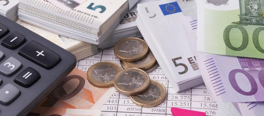 Γονικές παροχές & δωρεές: Στο «ραντάρ» της Εφορίας δωρίζουν χρήματα στα παιδιά ή στα εγγόνια τους