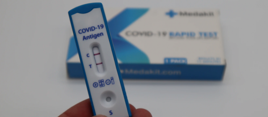 Έγινε και αυτό: Μπέρδεψε το θετικό rapid test με το τεστ… εγκυμοσύνης