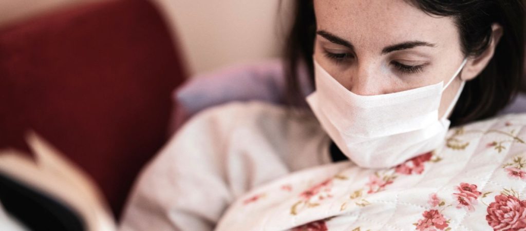 Κορωνοϊός: Η αλλαγή στα συμπτώματα μέσα σε δύο χρόνια – Τι «παγίδα» κρύβει για τους εμβολιασμένους