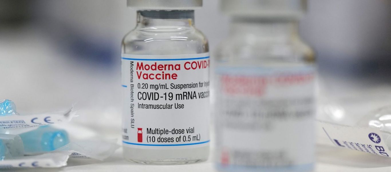 Η Moderna ανακοίνωσε ότι η 3η δόση του εμβολίου αυξάνει κατά 37 φορές τα αντισώματα κατά της Όμικρον