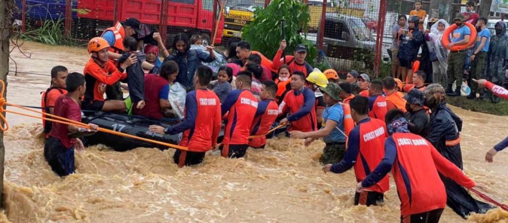 Φιλιππίνες: Ξεπέρασαν του 300 οι νεκροί από τον φονικό τυφώνα «Ράι» (βίντεο)