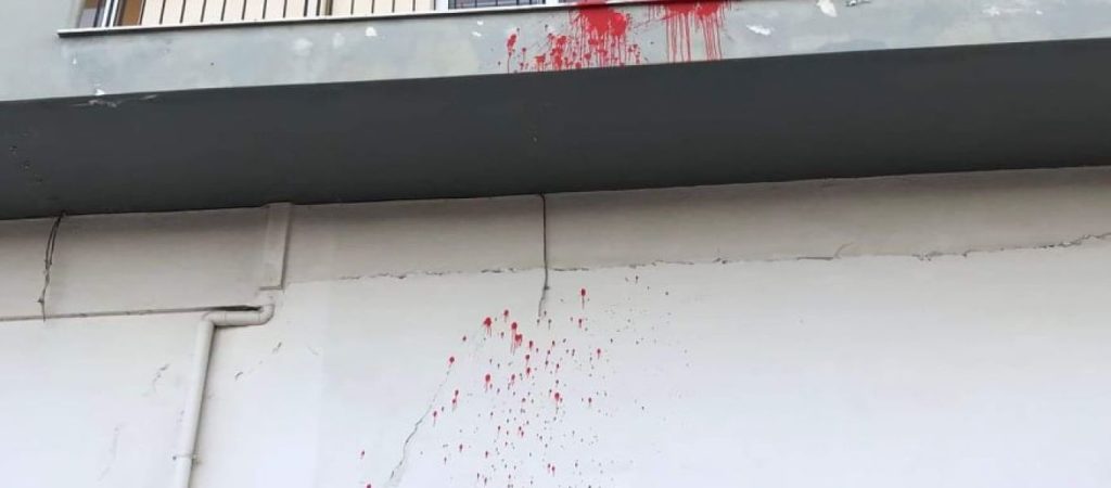 Πάτρα: Άγνωστοι επιτέθηκαν με μπογιές κατά της 6ης ΥΠΕ (φωτο)