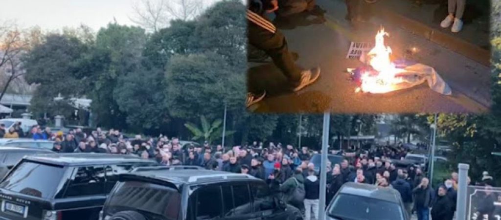 Συνελήφθησαν Αλβανοί διαδηλωτές που έκαψαν σερβική σημαία στα Τίρανα (βίντεο)
