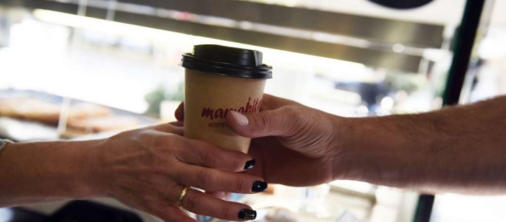 Εστίαση: Νέος φόρος σε take away και delivery – Η αλλαγή που θα γίνει στους καφέδες
