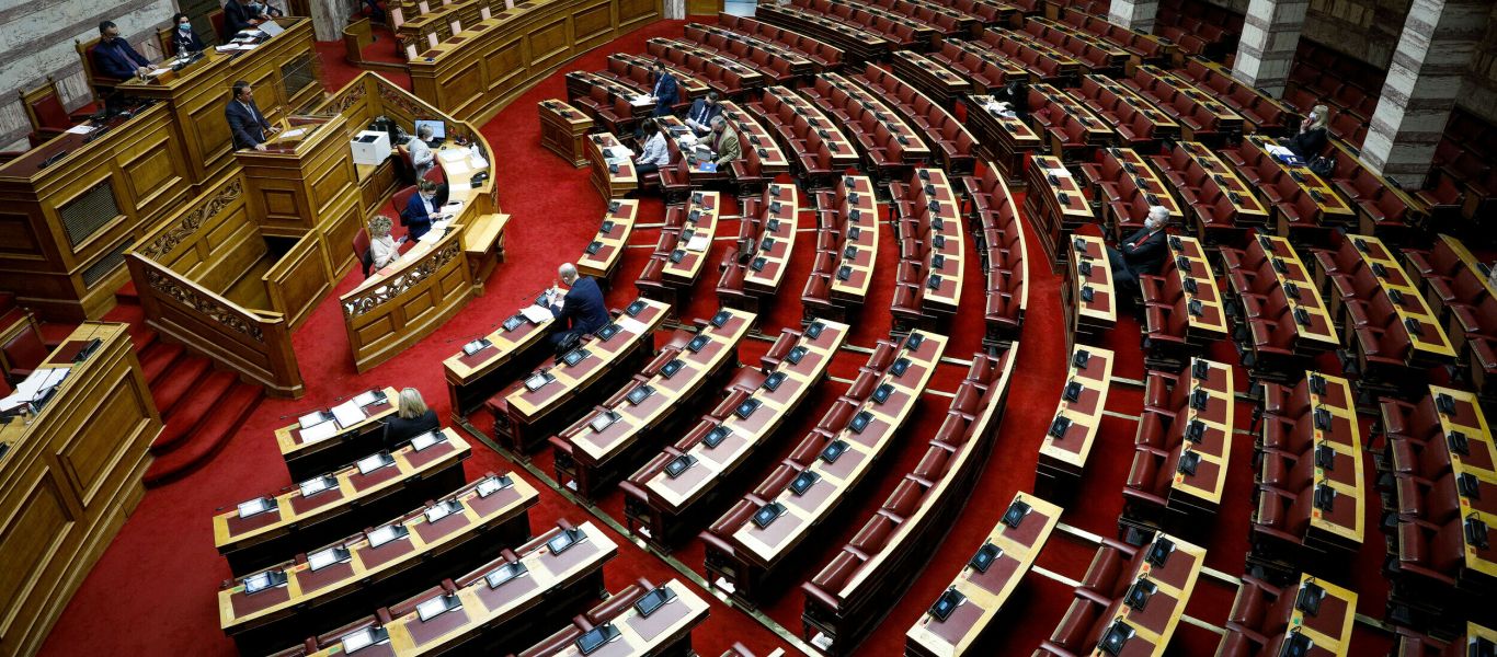 «Εργατικά ατυχήματα» στη Βουλή: Υπάλληλος «έφαγε» την ελληνική σημαία στο κεφάλι!