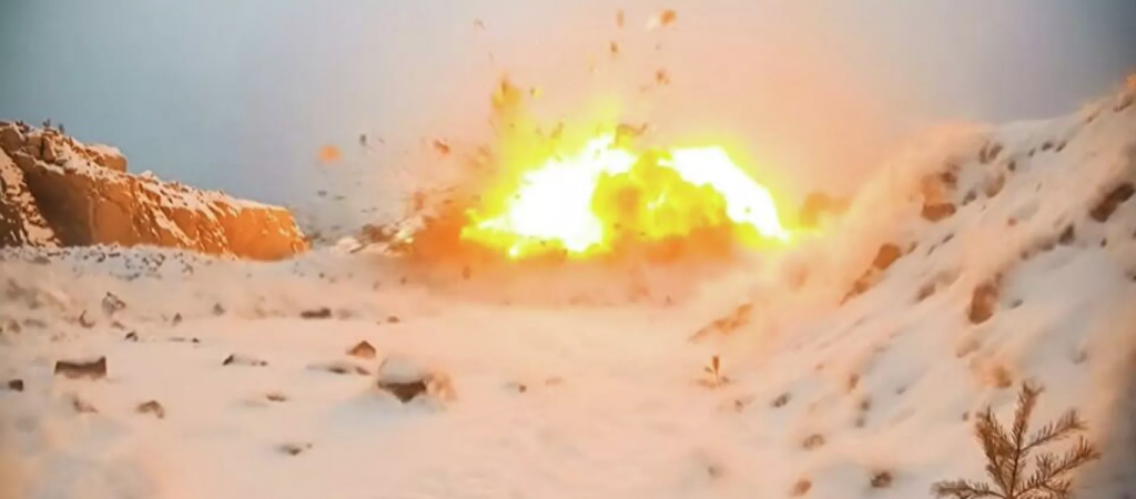 Άντρας με Tesla αντί να δώσει 20 χιλιάδες ευρω για νέα μπαταρία, το τίναξε με 30 κιλά δυναμίτη (βίντεο)