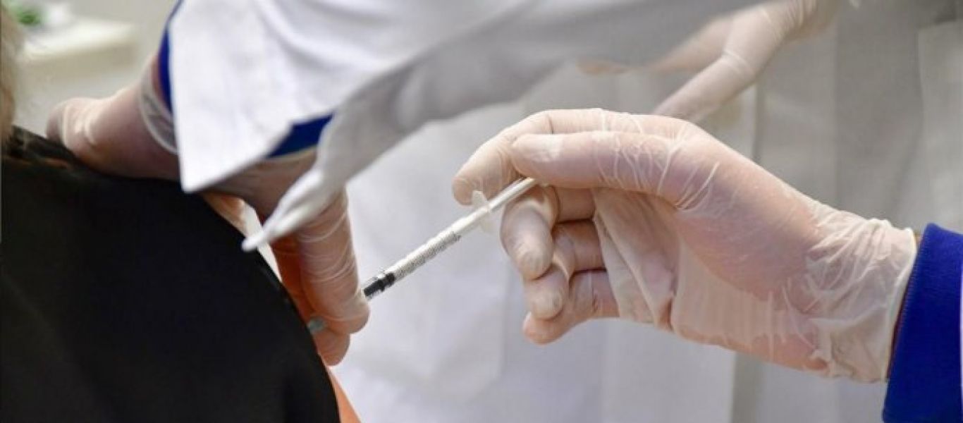 Ο γιατρός που οργάνωσε το εμβολιαστικό κέντρο της Κέρκυρας καταγγέλλει ότι παρέλυσε μετά την δεύτερη δόση εμβολίου