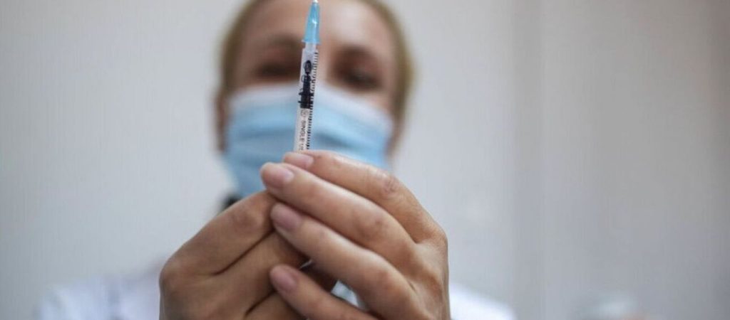 Επιβεβαιώνει η κυβέρνηση: «Εξετάζουμε τον υποχρεωτικό εμβολιασμό για τους άνω των 50 ετών»