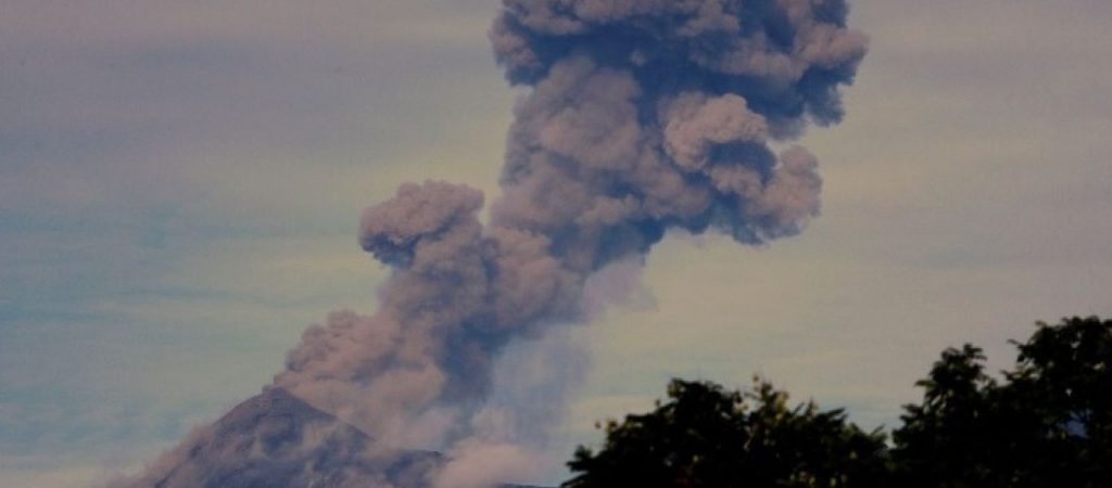 Τόνγκα: Κίνδυνος τοξικής βροχής εξαιτίας της έκρηξης ηφαιστείου – Απειλεί να δηλητηριάσει το πόσιμο νερό