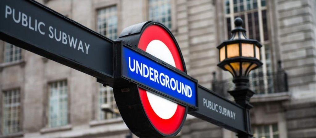 Λονδίνο: Μεθυσμένος νεαρός πήδηξε ανάμεσα στον συρμό του Μετρό και την αποβάθρα (βίντεο)