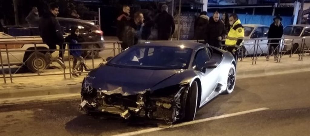 Τροχαίο ατύχημα στη Λάρισα – Lamborghini έγινε… σμπαράλια (φώτο)