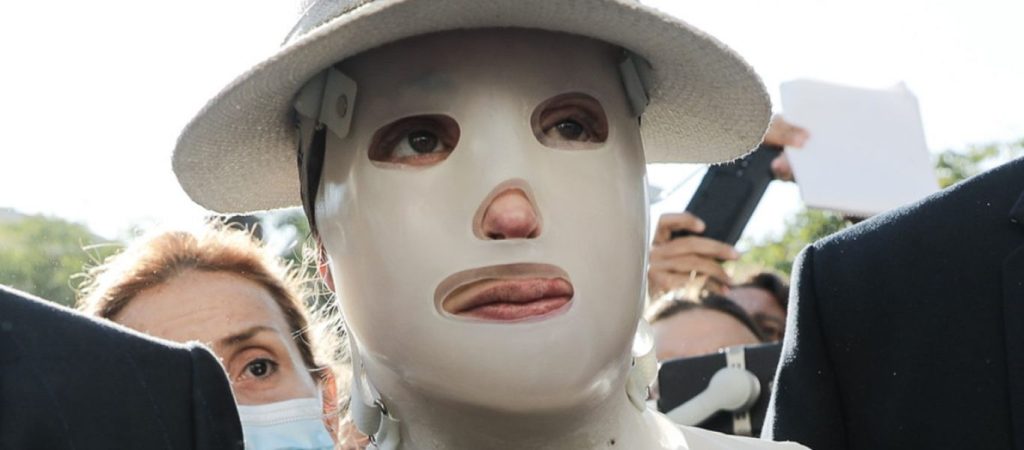 Ιωάννα Παλιοσπύρου: Πότε θα δείξει το πρόσωπό της χωρίς τη μάσκα