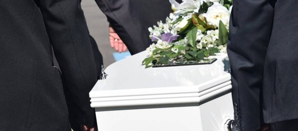 Δημοτικός σύμβουλος έκανε την κηδεία του και στη συνέχεια αναστήθηκε (φώτο)