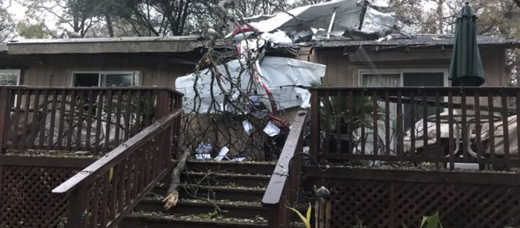 Μονοκινητήριο αεροπλάνο συνετρίβη σε σπίτι στην Καλιφόρνια