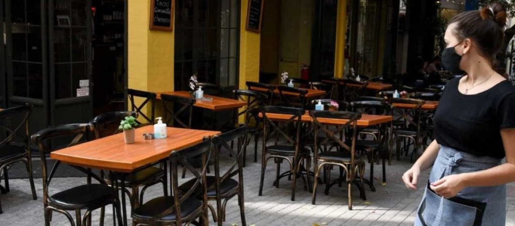 Θάνος Πλεύρης: Συζητούν νέα μέτρα στην εστίαση και στην βραδινή διασκέδαση – «Τέλος» στην μουσική και τους όρθιους