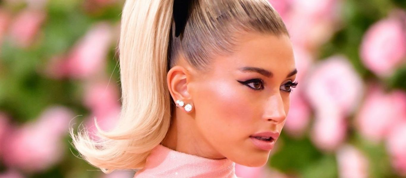 Πέντε γιορτινά  χτενίσματα που μπορείς να κάνεις μόνο με μία μαύρη κορδέλα