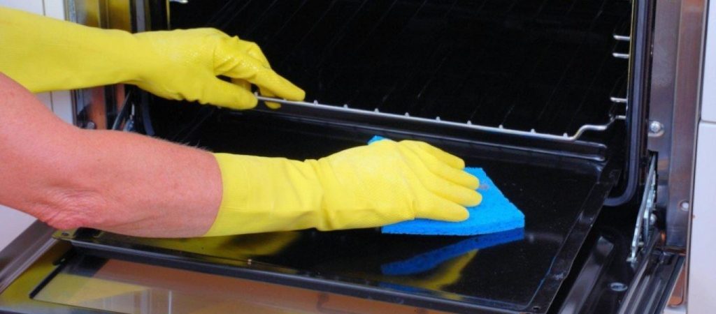 Καθαρίστε την πόρτα του φούρνου από καμένα λίπη και λαδιές με ένα υλικό που έχετε σίγουρα στην κουζίνα σας