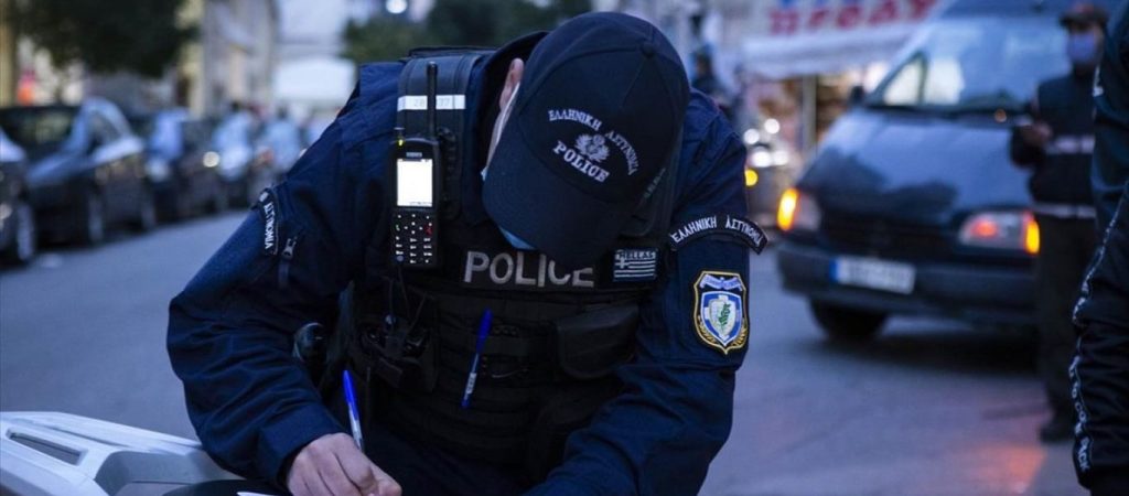 «Καμπάνα» 300€ και πειθαρχική έρευνα για τον αστυνομικό που έκοψε πρόστιμο για μάσκα… χωρίς μάσκα