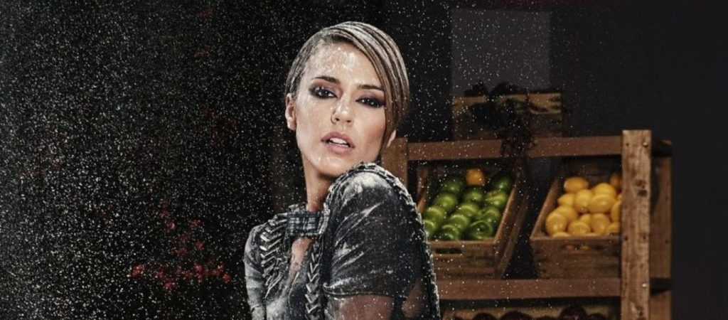 Η Κάτια Ταραμπάνκο εύχεται «Καλά Χριστούγεννα» φορώντας μόνο τα εσώρουχά της (φώτο)